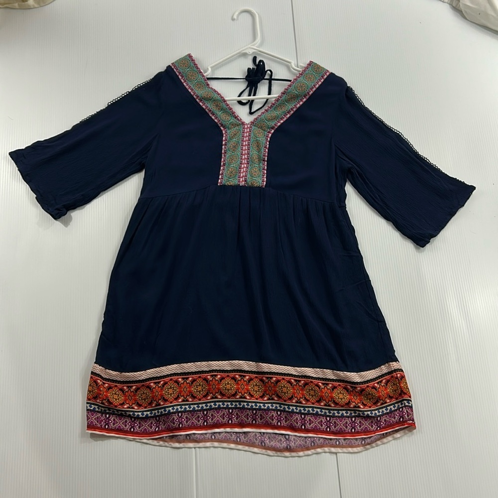 32. Women’s White Mark dress (L)